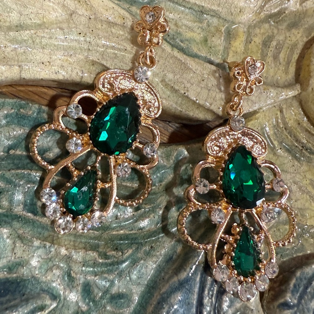 Luxurious Emerald and Gold Filigree Earrings